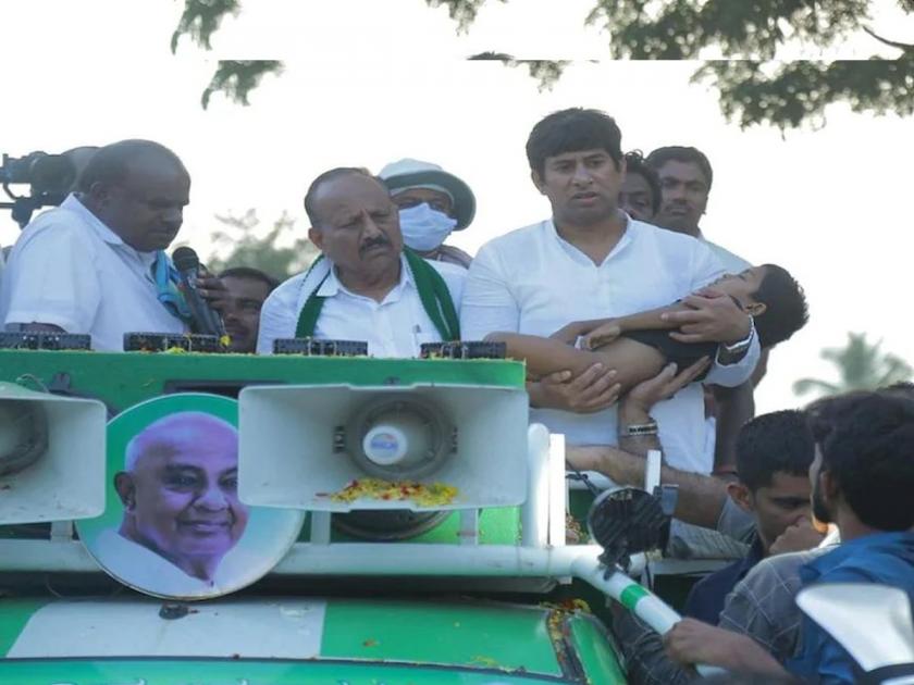 Karnataka News: Father was carrying 4-year-old boy's body, kept it at Kumaraswamy's rally | Karnataka News: बाप ४ वर्षांच्या मुलाचा मृतदेह घेऊन चालला होता, न्यायासाठी कुमारस्वामींच्या रॅलीत नेऊन ठेवला