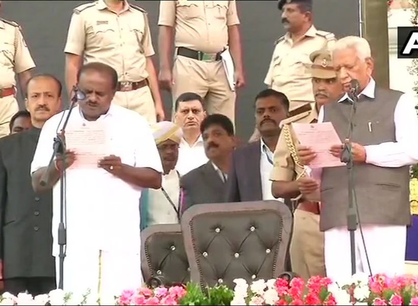 Kumaraswamy sworn in as Karnataka chief minister | कुमारस्वामींनी घेतली कर्नाटकच्या मुख्यमंत्रिपदाची शपथ, दिसली मोदीविरोधकांची एकजूट
