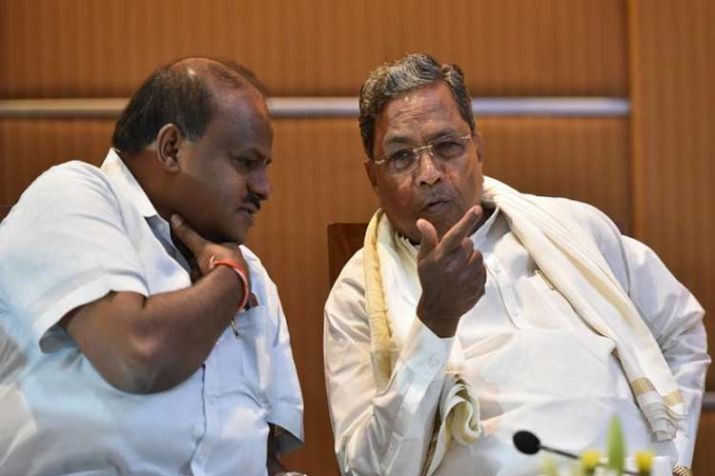 Two more government resignations in Karnataka on gas' | कर्नाटकात आणखी दोन जणांच्या राजीनाम्यांमुळे सरकार ‘गॅस’वर