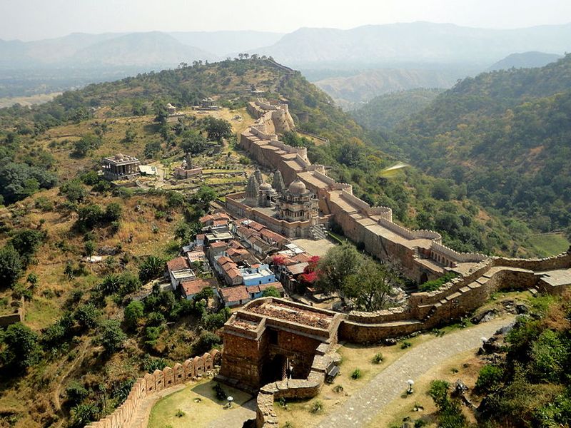 Kumbhalgarh fort second largest wall in the world | जगातली दुसरी सर्वात मोठी भिंत असलेला कुंभलगढ किल्ला, कसे आणि कधी जाल?
