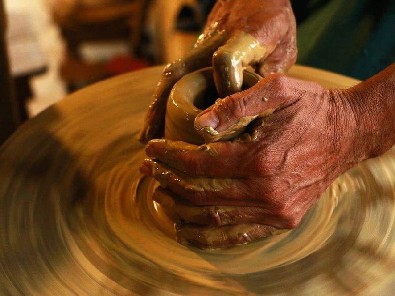 Pottery Board to please the potter community | कुंभार समाजाला खूश करण्यासाठी मातीकला बोर्ड