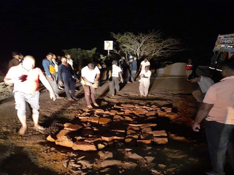 Road problem in Kumbharli Ghat persists | कुंभार्ली घाटात खचलेल्या रस्त्याची समस्या कायम, घाट रस्ता बनला मृत्यूचा सापळा