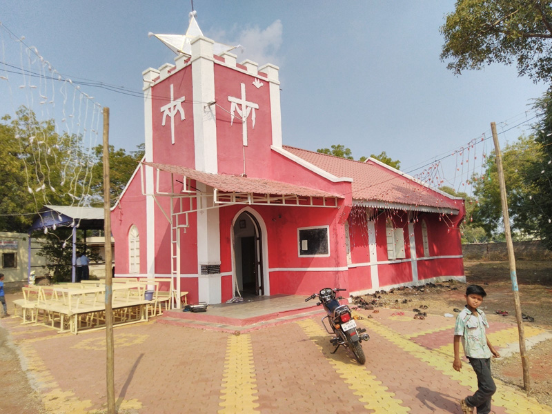 Know the history of old churches in Charduwadi ... | जाणून घ्या...क़ुर्डूवाडीतील ब्रिटिशकालीन चर्चच्या इमारतीचा इतिहास...