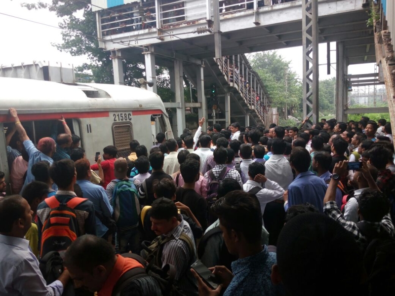Harbor Rail disrupted, angry passengers stop the train at Chembur | मुंबई : हार्बर रेल्वेवरील वाहतूक पूर्ववत, पोलिसांनी समजूत काढल्यानंतर संतप्त प्रवाशांचा रेल रोको मागे