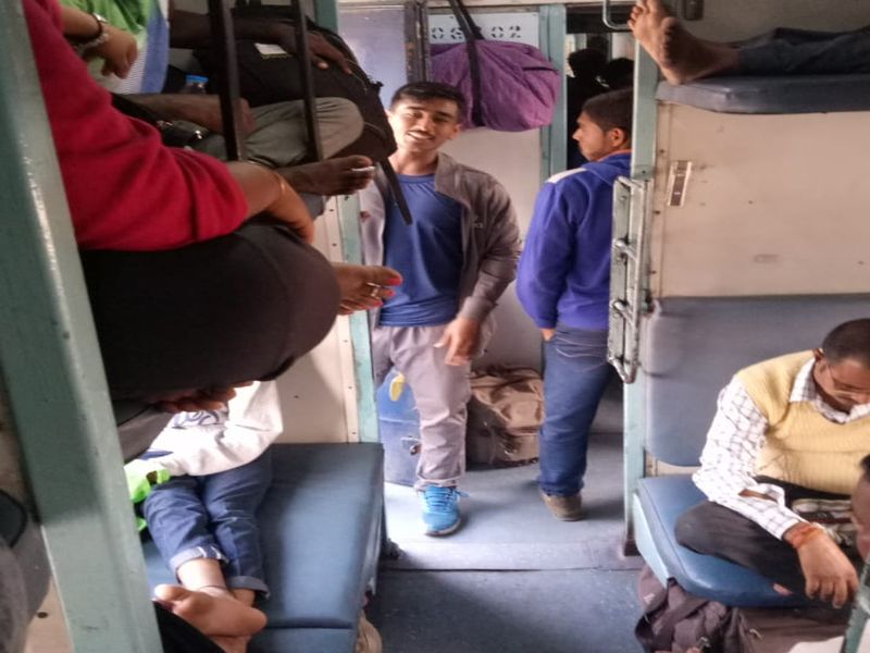 Maharashtra's wrestling unfortunate ... players have to sit near toilet in train | महाराष्ट्राच्या कुस्तीचे दुर्दैव... खेळाडूंनी केला रेल्वे टॉयलेटच्या बाजूला बसून प्रवास