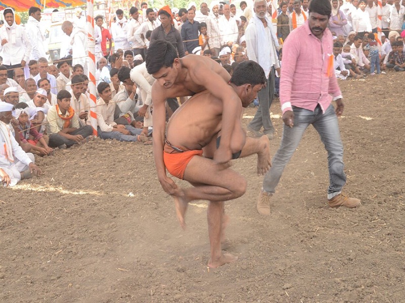 Back to the Akhada! Growing wrestling among the youth in rural areas | परत एकदा आखाडा ! ग्रामीण भागातील तरुणांत कुस्तीबाबत वाढत आहे आकर्षण