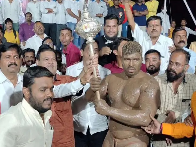 Sudarshan Kotkar won North Maharashtra Kesari KUSTI held in Pathardi | पाथर्डीत रंगला उत्तर महाराष्ट्र केसरीचा थरार, सुदर्शन कोतकरने पटकावली मानाची गदा