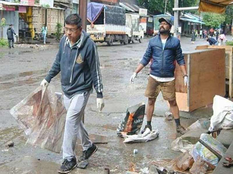 This is the true sanitation campaign, while removing the garbage from Kolhapur, the Municipal Commissioner mallinath kalshetty | हेच खरं 'स्वच्छता अभियान', कोल्हापूरचा कचरा साफ करतायंत महापालिका आयुक्त 