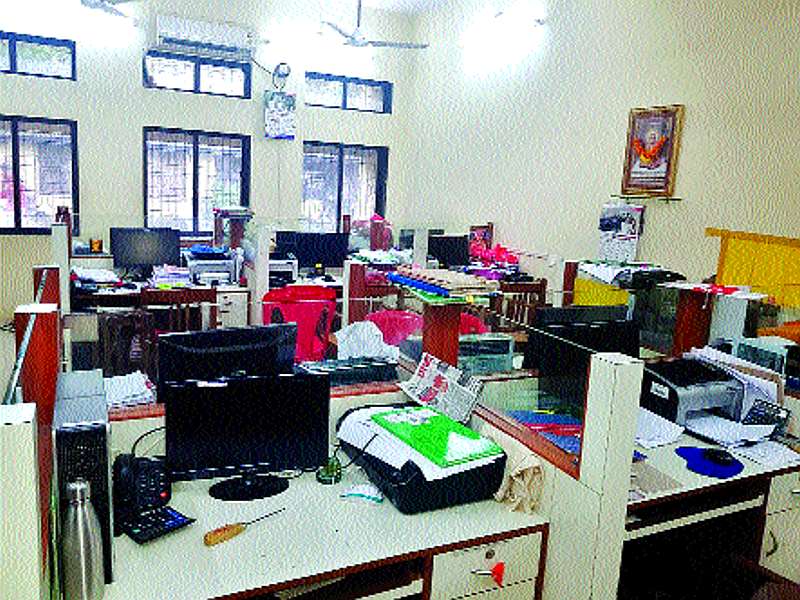  End of the day and agitation in thane | दिवस संप अन् आंदोलनाचा : कार्यालयांमध्ये शुकशुकाट