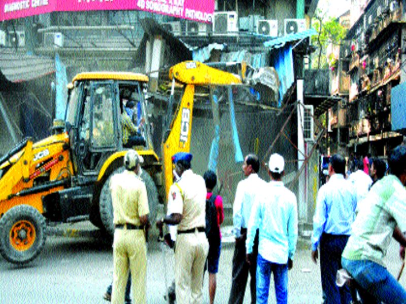 In the welfare of the corporation, the hammer on the encroachment, the commissioner landed on the road | कल्याणमध्ये अतिक्रमणांवर पालिकेचा हातोडा, आयुक्त उतरले रस्त्यावर