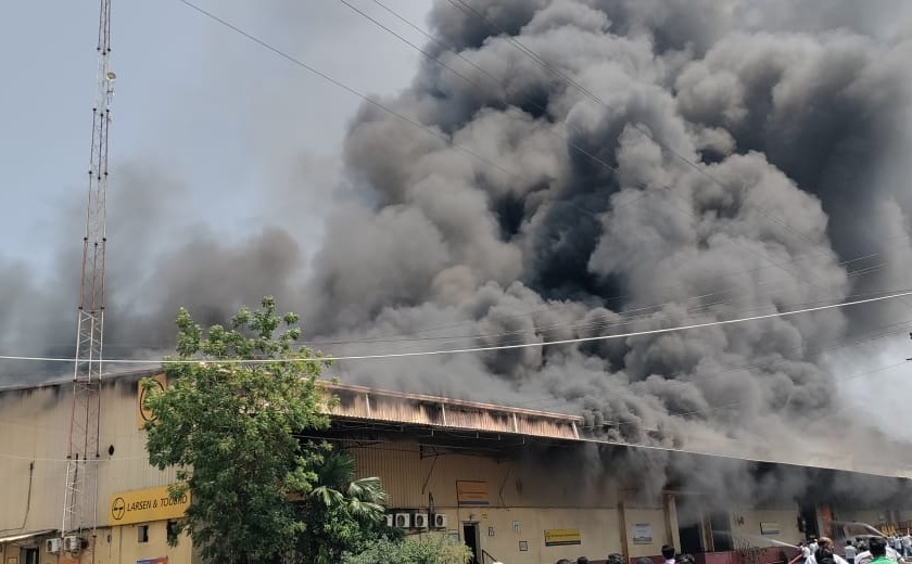 heavy fire at l and t logistics park nagpur | एल ॲण्ड टी लॉजिस्टीक पार्कला भिषण आग
