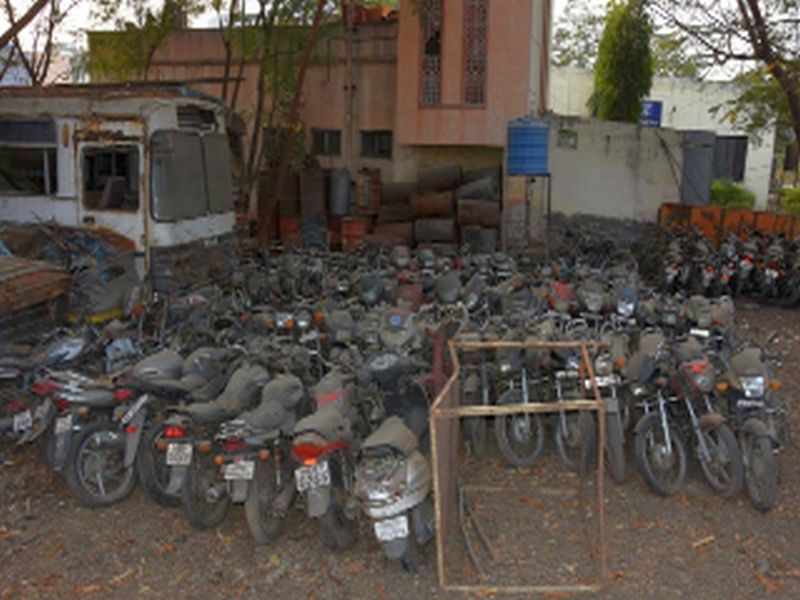 Scrap vehicles in the premises of the police station | पोलीस ठाण्यांच्या आवारात भंगार वाहनं