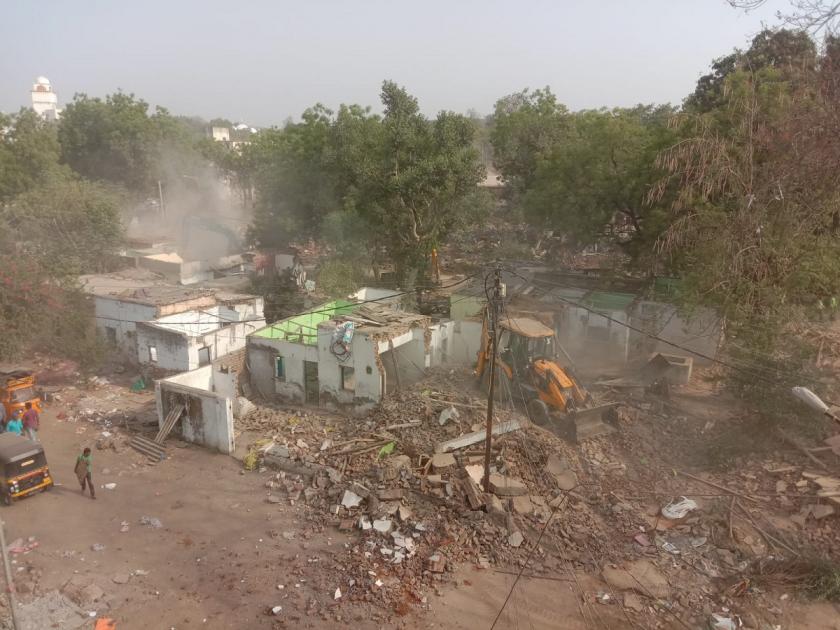 The umbilical cord of three generations was broken; The 70-year-old labor colony in Aurangabad finally demolition | 'शासनाने तीन पिढ्यांची नाळ तोडली'; लेबर कॉलनीतील पाडापाडी पाहून अनेकांना अश्रू अनावर