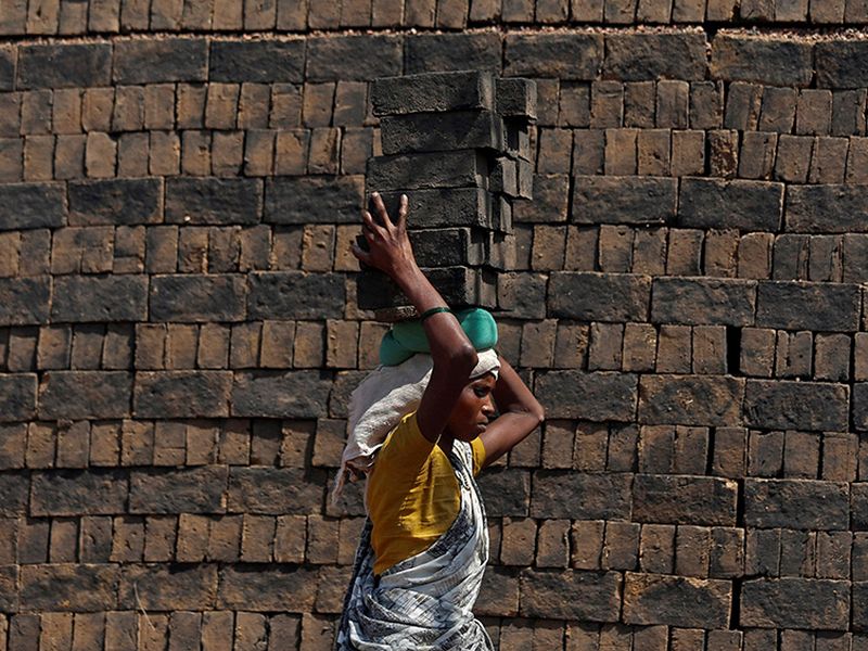 Three and a half lakh construction workers still deprived of government assistance | साडेतीन लाख बांधकाम मजूर सरकारी मदतीपासून अजूनही वंचित, लॉकडाऊनमुळे दोन लाख जणांची पुनर्नोंदणी नाही