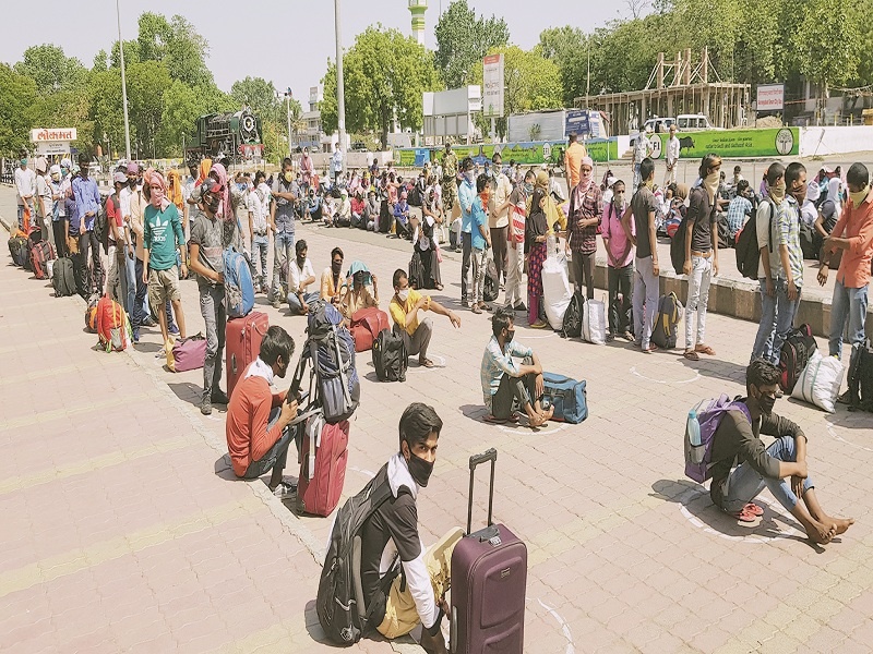Assurance like guests; 18,000 migrants leave Aurangabad | पाहुण्यांची करावी तशी केली खातीरदारी; औरंगाबादेतून १८ हजार स्थलांतरित रवाना