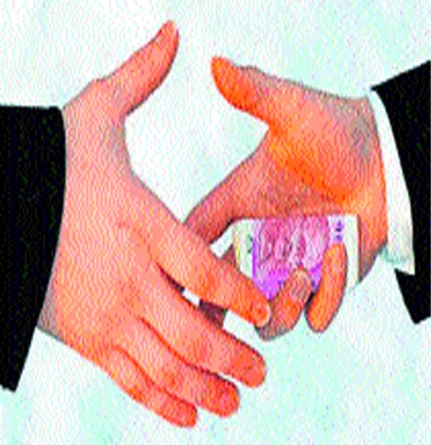 Parbhani caught the assistant co-author of a bribe of one and a half thousand rupees | परभणीत दीड हजारांची लाच घेणाºया सहायक लिपिकास पकडले