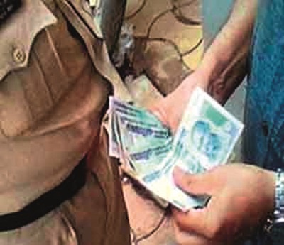 Accepting three thousand bribes, Pandhurpur Police Havaladas was arrested | तीन हजाराची लाच स्वीकारताना पंढरपूरच्या पोलीस हवालदारास पकडले