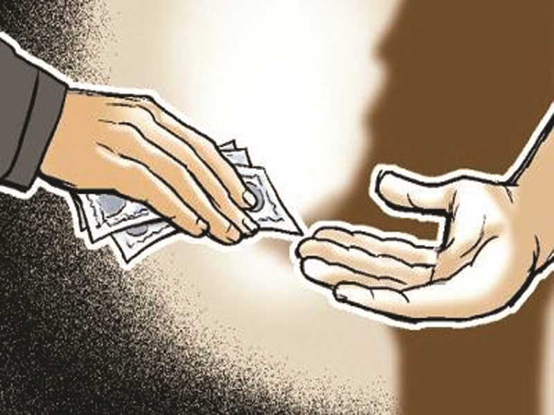 Bribe clerk receiving bribe from the farmer | शेतक-याकडून लाच घेणारा लिपिक जेरबंद
