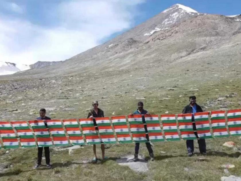 flagpole of 76 flag flew in sub zero temperatures great performance of mountaineers in maharashtra | उणे तापमानात फडकले ७६ ध्वजांचे ध्वजतोरण; महाराष्ट्रातील गिर्यारोहकांची उत्तुंग कामगिरी