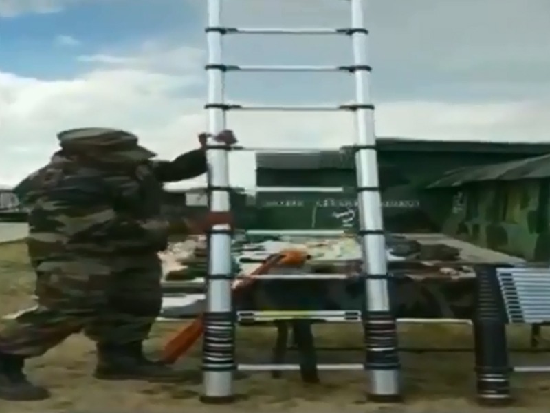 collapsible ladder recovered from terrorists security forces foiled an infiltration attempt | Video: काश्मीरमध्ये जवानांना सापडली दहशतवाद्यांची 'स्मार्ट शिडी'