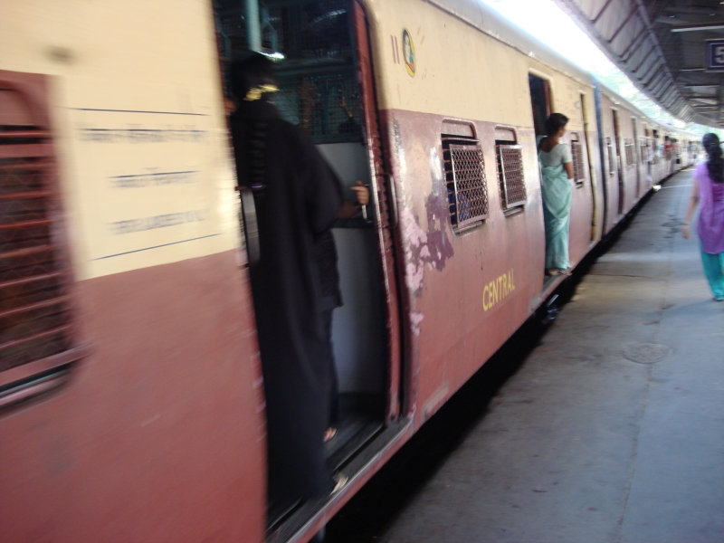 The women on the train are on the chemical attack | रेल्वेच्या महिला प्रवाशांवर होताहेत केमिकल अटॅक
