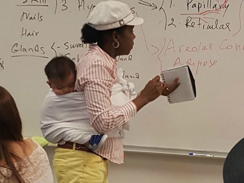 Lady professor holds baby for 3 hours so his mother could take notes | तीन तास बाळाला पाठीवर घेवून शिकवत राहिली 'ही' शिक्षिका, जेणेकरून विद्यार्थिनीला घेता याव्या नोट्स...