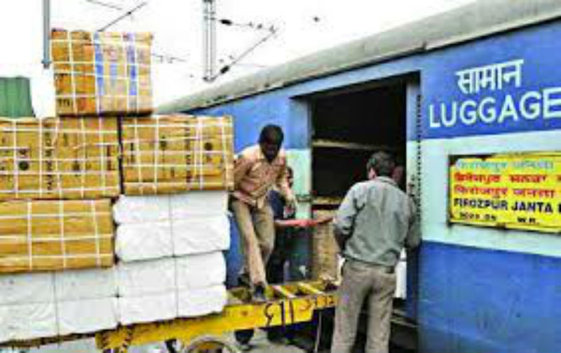 Railways sent 9.26 tonnes of material to Kerala, financing of 6.62 crores from the state | रेल्वेने केरळला ९.२६ टन वस्तूंची मदत पाठविली,  राज्यातून ६.६२ कोटींचे अर्थसाहाय्य