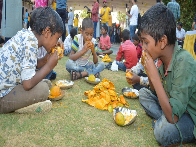 Divang children tast sweet mangoes | दिव्यांग मुलांनी चाखला आंब्यांचा गोडवा