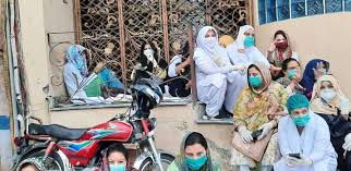 coronavirus : pakistan -Lahor- doctors on hunger strike | coronavirus : लाहोरमध्ये डॉक्टरांचं उपोषण,त्यांच्या सुरक्षिततेचा प्रश्न गंभीर 