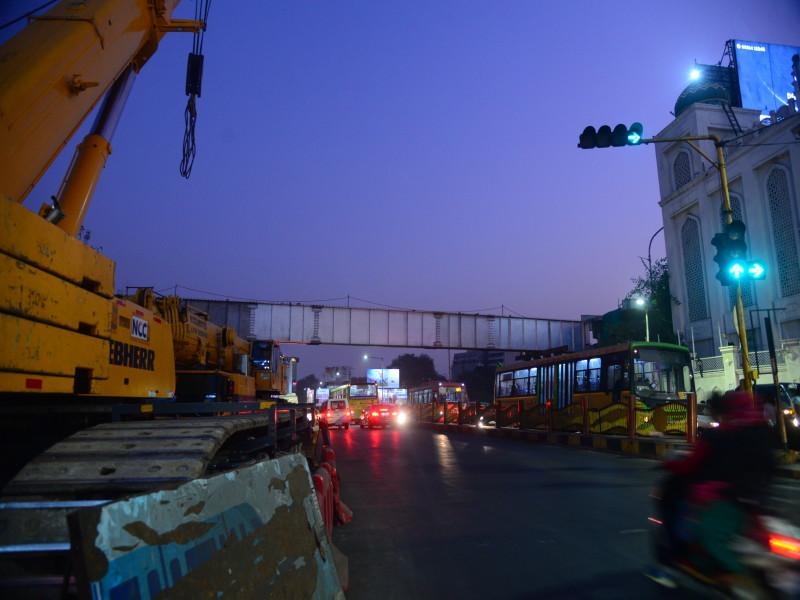 Pune Metro work finally start on Sambhaji bridge this friday completed the work in seven hours after midnight | Pune Metro: अखेर संभाजी पुलावर मेट्रोचे गर्डर उभे; मध्यरात्रीनंतर सात तासात काम केले पूर्ण