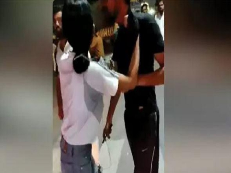 girl beat cab driver in lucknow , now netizens demand to arrest girl after cctv footage come out | पोलिसांसमोर तरुणीची चालकाला बेदम मारहाण, आता सीसीटीव्ही फुटेजमधून समोर आले सत्य