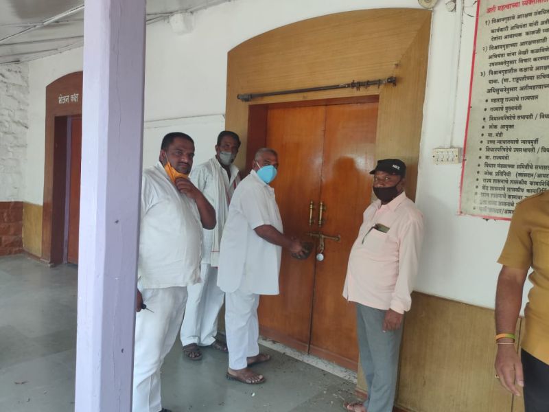 Chaos in Sanjay Gandhi Niradhar Yojana department of Mangrulpir | संजय गांधी निराधार योजना विभागात सावळा गोंधळ