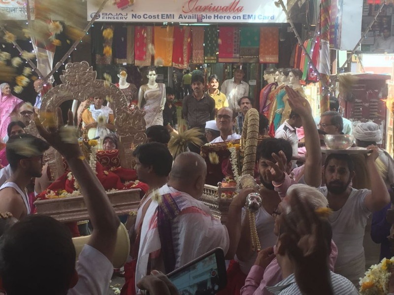 Brahmotsav In the temple of Lakshmi-Narayan in Kapadganj area, Pune | प्रदक्षिणेला एकटे गेल्याने लक्ष्मीदेवीला राग अनावर; लक्ष्मीनारायण यांच्यात फुलांची लढाई