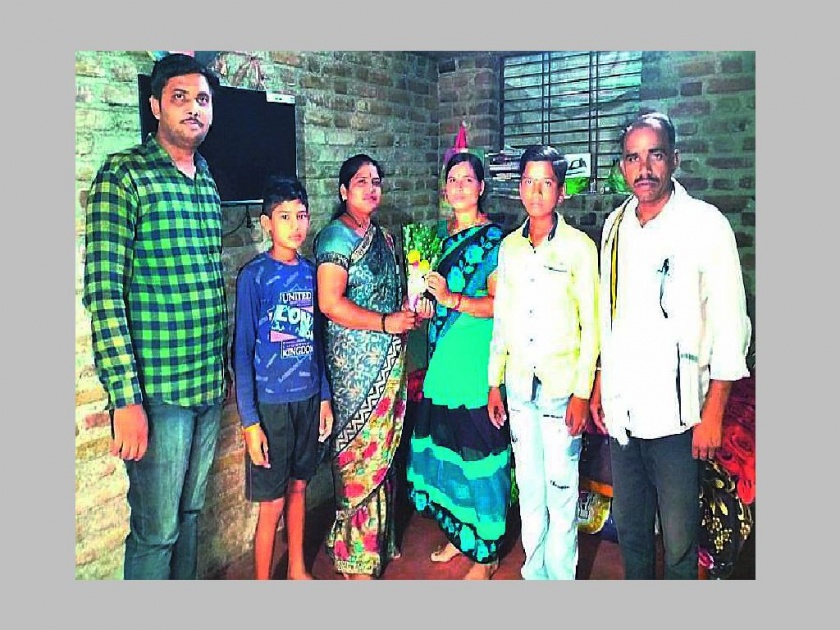 lakshmi bijwade from tonglabad clear 12th board exam with 65% after 16 years of marriage | लक्ष्मीने शिक्षणाची न्यूनता सारली दूर; १६ वर्षांचा संसार सांभाळत बारावीत मिळवले ६५ टक्के
