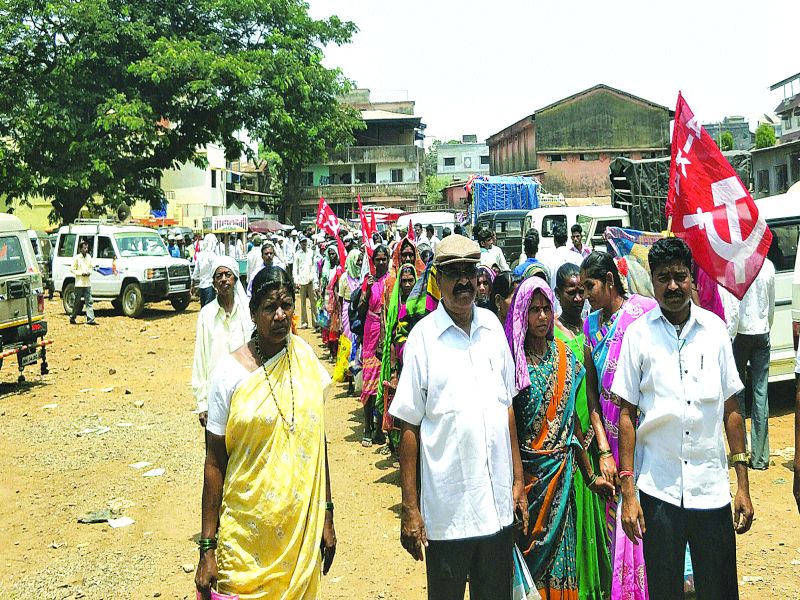 Farmers March Against Forest Department Orders | वनविभागाच्या आदेशा विरोधात शेतकरी मार्च