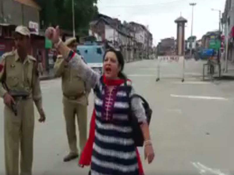 She shouted out in terror and gave it to Vande Mataram at Red Square | दहशत झुगारत तिने श्रीनगरमधील लाल चौकात दिल्या वंदे मातरमच्या घोषणा