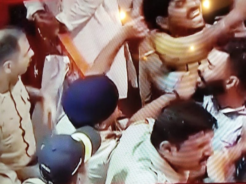 Government control of Lalbagh's King Mandal? | Lalbaug Raja 2018: लालबागचा राजा मंडळावर राज्य सरकारचे नियंत्रण?; पोलिसांना केलेली धक्काबुक्की भोवण्याची शक्यता