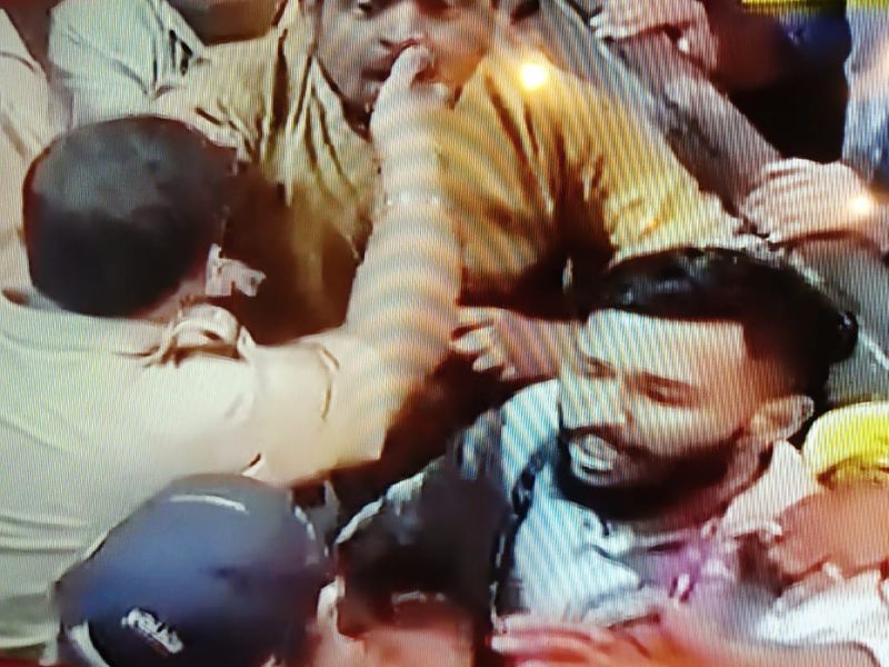 Lalbaug Raja's workers fights with police officer | लालबाग राजाच्या कार्यकर्त्यांची दादागिरी, पोलीस अधिकाऱ्याला धक्काबुक्की 