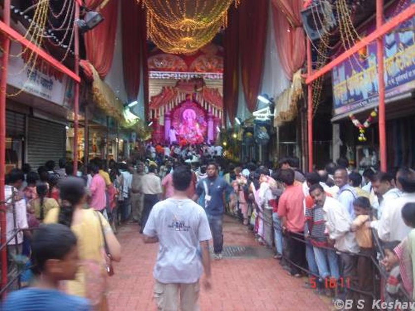 Thieves are taking advantage of crowd in Ganapati's darshan | गणपतीच्या दर्शन गर्दीत चोरांनी हातसफाई