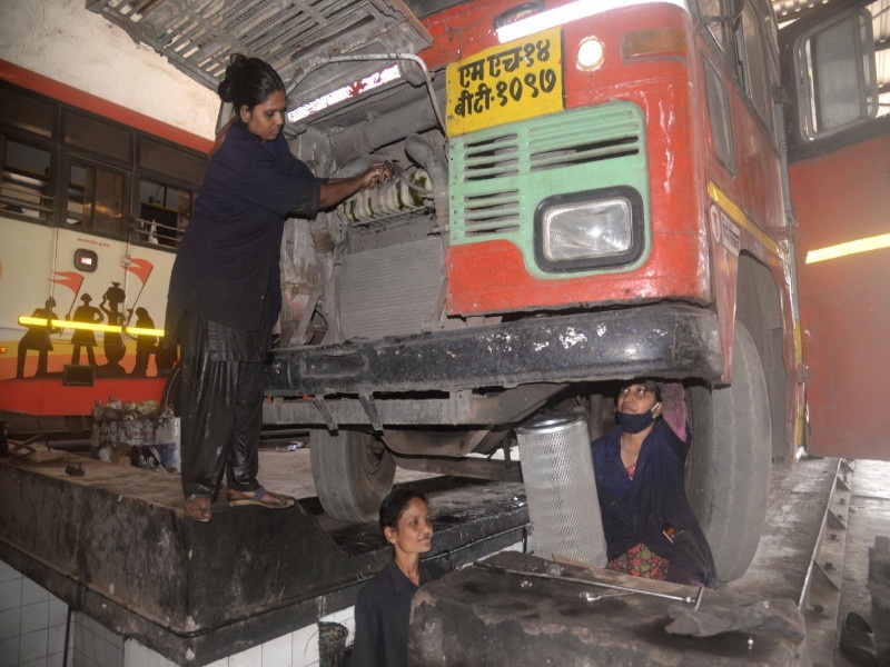 'Superwomen'! The ST bus is cared by a female mechanic in the pimpri chinchwad | पिंपरीतील 'मेकॅनिक वूमन'ची बातच न्यारी; पुरुषांच्या खांद्याला खांदा लावून सांभाळतात 'लालपरी'