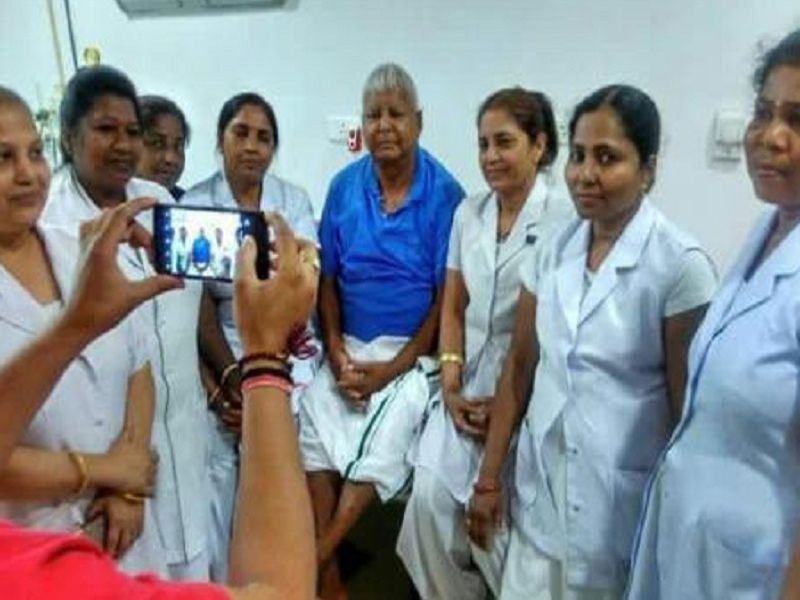 Photo viral of lalu prasad yadav with nurses of rims hospital in ranch | हॉस्पिटलच्या परिचारकांमध्ये लालू प्रसाद यादव यांची क्रेझ, सोशल मीडियावर फोटो व्हायरल