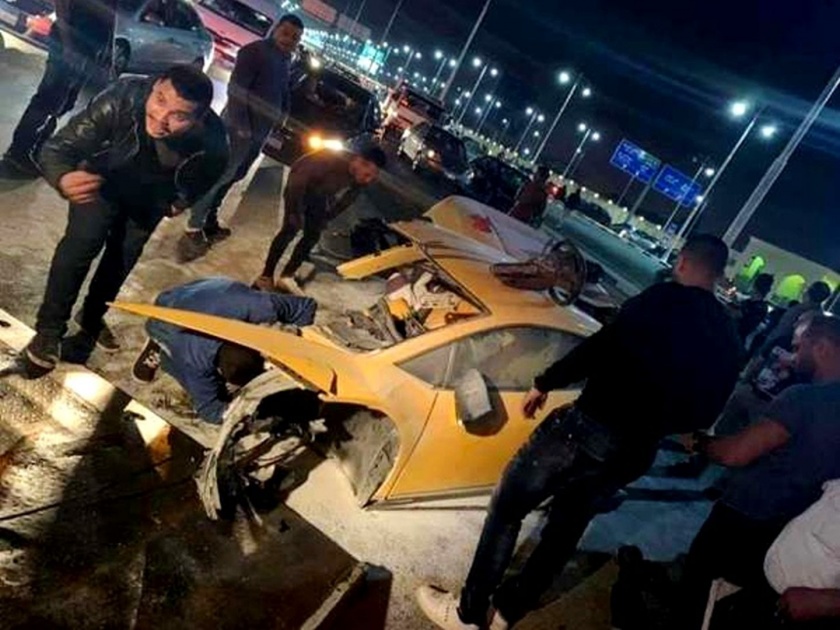 20 year old guy drive Lamborghini in speed the horrific crash happen see pics | २० वर्षीय तरूण चालवतो होता Lamborghini कार, गंभीर अपघातात कारचे झाले तुकडे!  