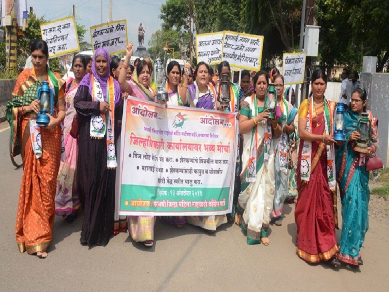 Lantel Front! NCP Women's Front alliance protest against heavy load shading of electricity and inflation in Parbhani | कंदील मोर्चा ! परभणीत विजेच्या भारनियमन व महागाई विरोधात राष्ट्रवादी महिला आघाडीची जोरदार घोषणाबाजी