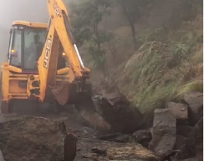 land slide in Pasrani Ghat | पसरणी घाटात दरड कोसळली, दोन तासानंतर वाहतूक सुरळीत