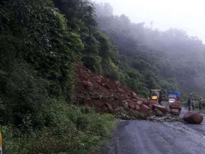 Traffic jam on Mumbai-Goa highway after landslide at Chiplun | परशुराम घाटात पुन्हा दरड कोसळली, मुंबई-गोवा महामार्ग ठप्प