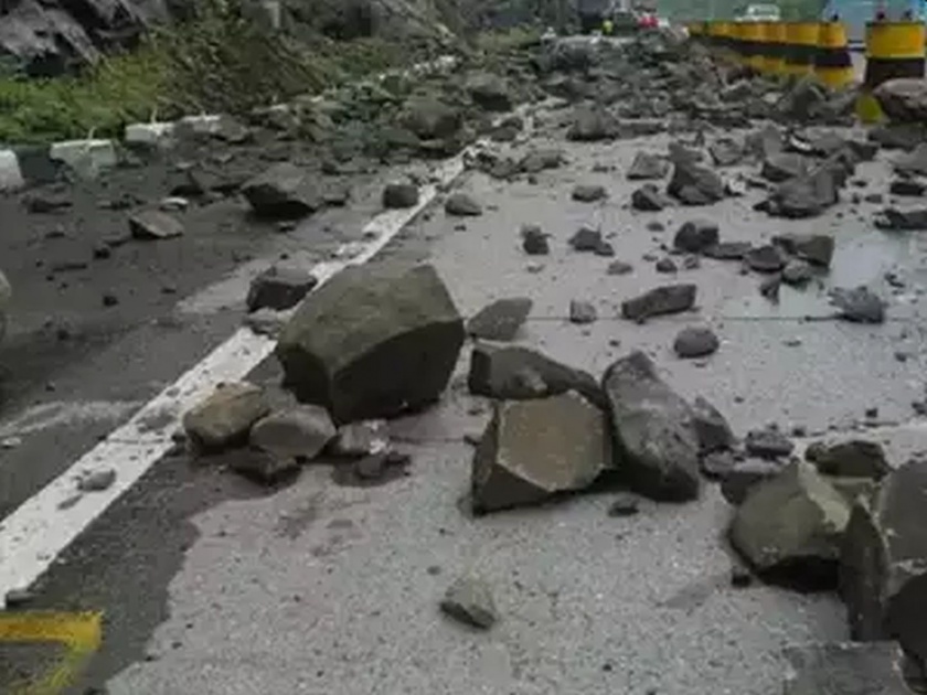Mumbai-Pune Expressway landslide at bhor ghat; A lane towards Pune started | Mumbai-Pune Expressway landslide: मुंबई-पुणे एक्स्प्रेस वेवर दरड कोसळली; पुण्याकडे जाणारी एक लेन सुरु