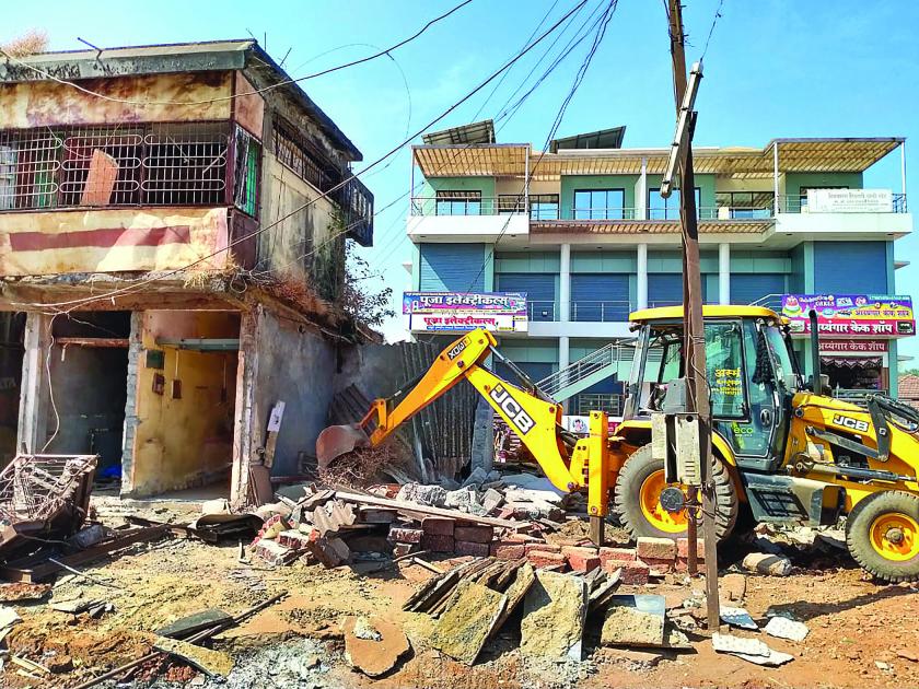 Unauthorized constructions in Lanja were finally demolished | लांजातील अनधिकृत बांधकामे अखेर तोडलीच