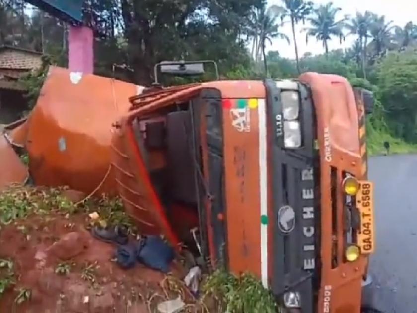 Tempe overturned on highway, driver and cleaner injured | महामार्गावर लांजात टेम्पाे उलटला, चालकासह क्लिनर जखमी