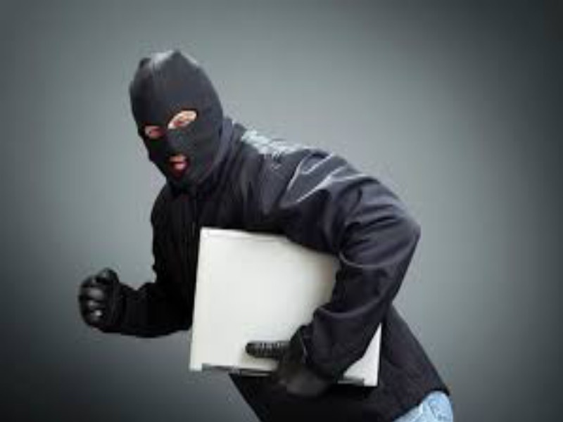 12 laptops theft from company in the pimpri | पिंपरीत कंपनीतून सहा लाखांचे एक डझन लॅपटॉप लंपास
