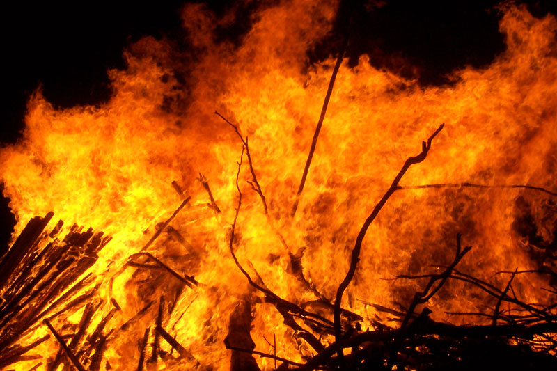 Fire to four wood warehouses | लाकडाच्या चार वखारींना आग